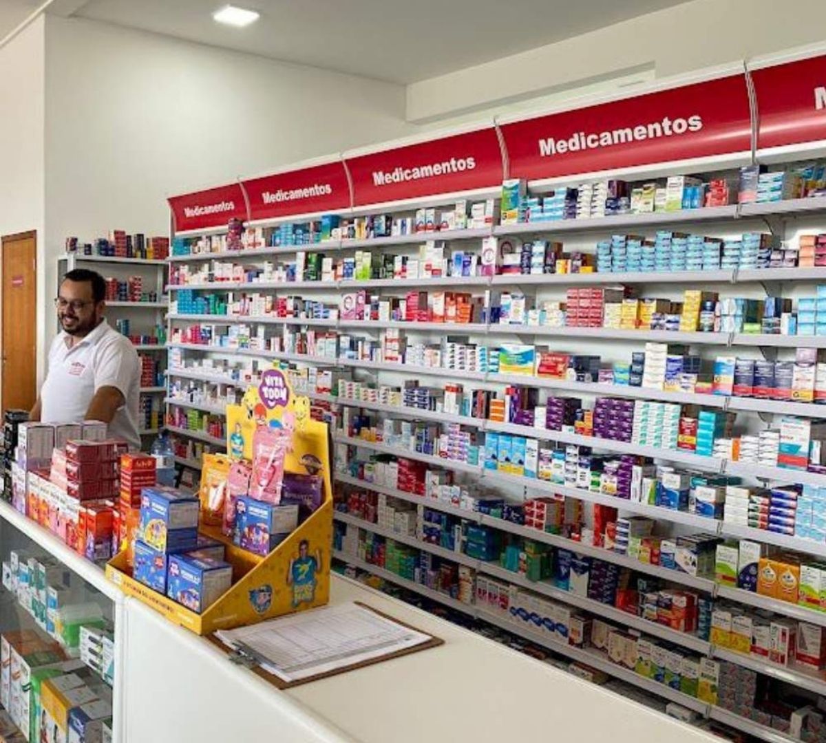 Corredor com ampla variedade de produtos de saúde e bem-estar
